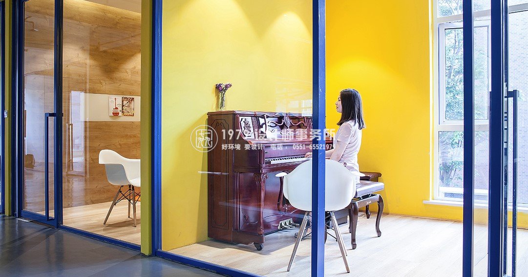 教育培訓(xùn)機(jī)構(gòu)設(shè)計(jì)之春秋藝術(shù)學(xué)校鋼琴房側(cè)面效果圖